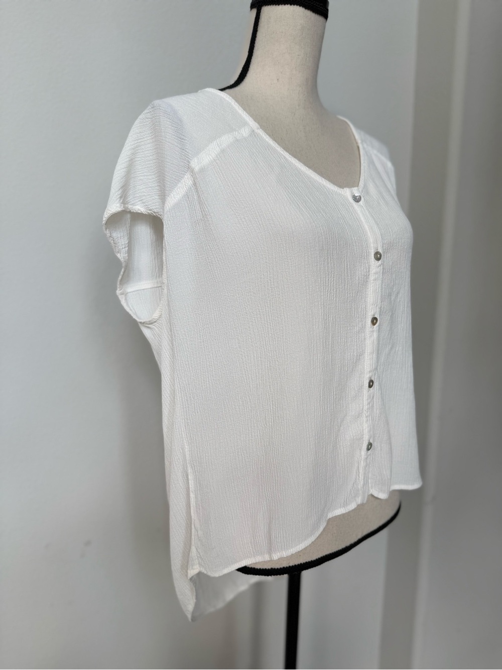 Women's White Button-Front V-Neck Short Sleeve Blouse